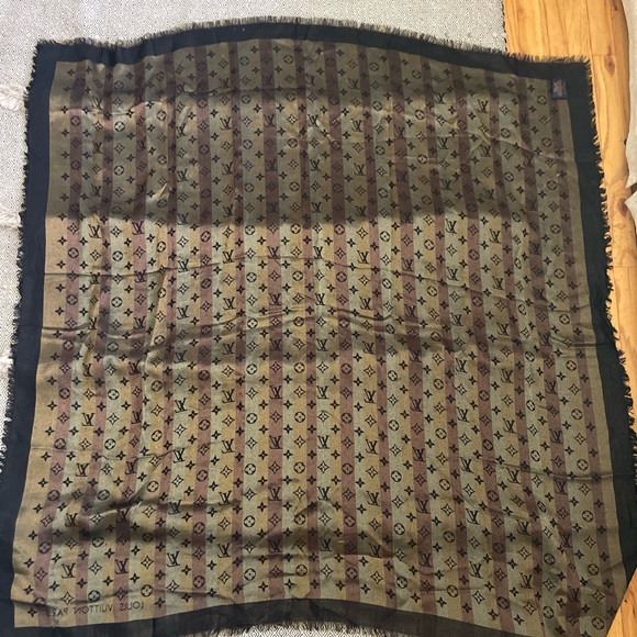 SO SHINE MONOGRAM SHAWL - Picture 11 of 12